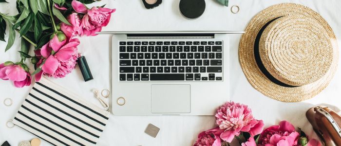 fh-inblog-laptop-flowers-beauty-accessories laptop surrounded by flowers and beauty accessories